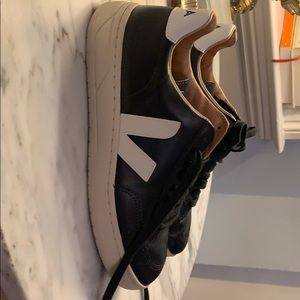 Veja Black Leather Sneakers (37)